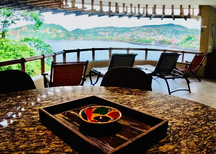 Casa De Ali: Located On The Beach! Apartment Zihuatanejo